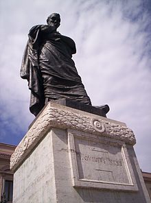 Statua di Ovidio a Sulmona, opera di Ettore Ferrari, 1925