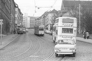 Straßenbahn Linie 4 und Busse in der Bergstraße (Kiel 51.424).jpg