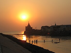 image_skyline e perëndimit nga bregu i lumit Gomti pranë Sudama Setu-së