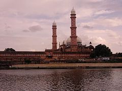 Taj-ul-masjid a waje