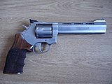 Le Mans : elle entre dans un supermarché avec un faux 357 Magnum - France  Bleu