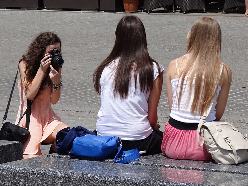 File:Teenage Girls Posing for a Photo - Rynek (Market Square) - Krakow - Poland (9195505252).jpg