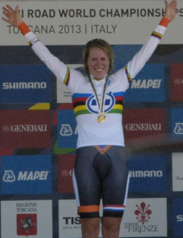 Holenderka Ellen van Dijk na podium indywidualnej jazdy na czas