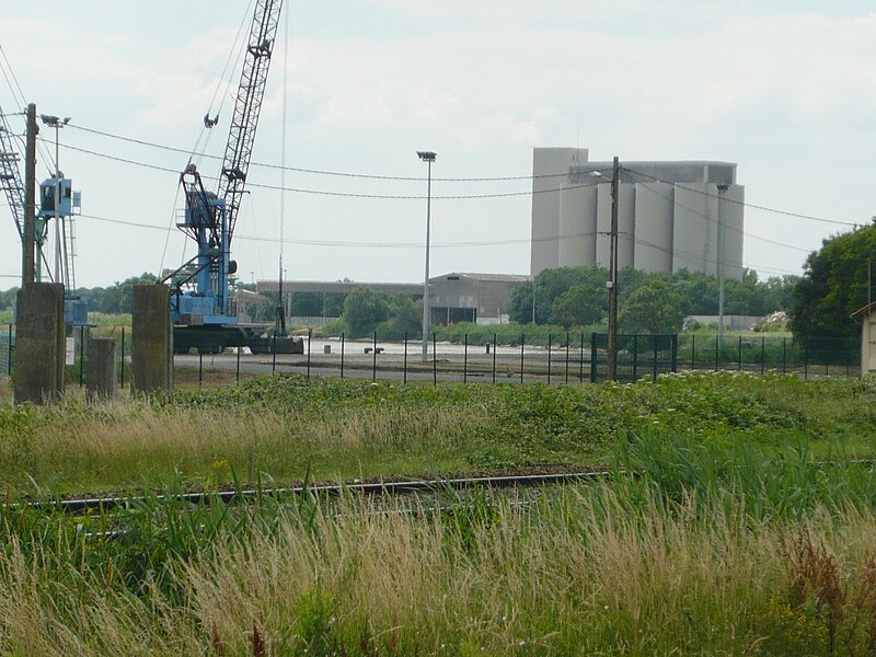 File:Tonnay-Charente Silo et port.jpg