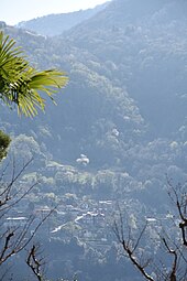 Rasina vista dalla sponda opposta del lago