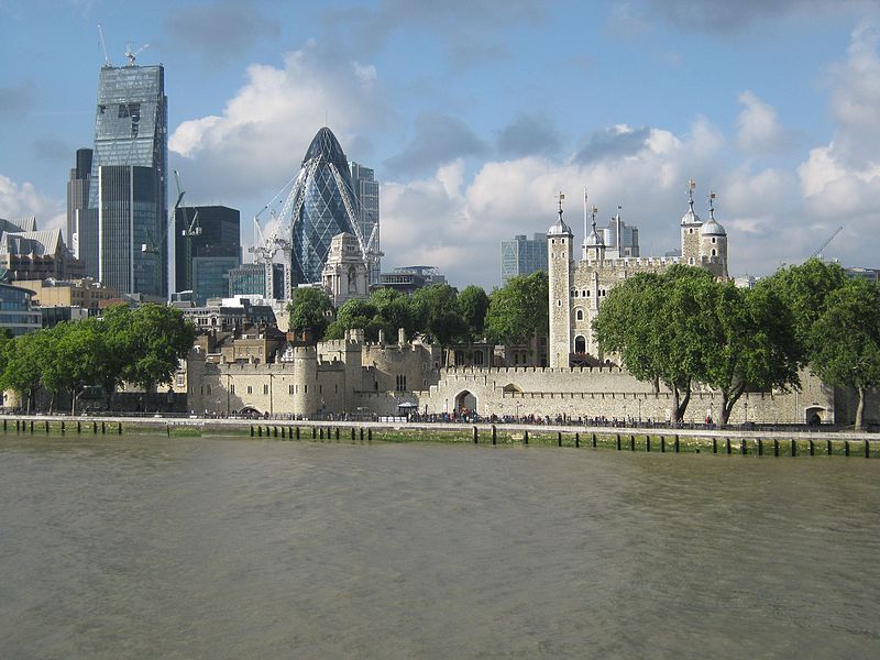 File:Tower of London and Skyline. - panoramio.jpg