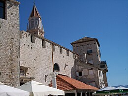 Scorcio delle mura e delle torri difensive di Traù, che risalgono all'epoca veneziana