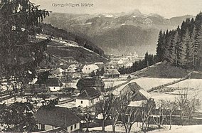 Tulgheș – privit dinspre valea Putnei, în 1914; în plan îndepărat, Platoul Comarnicului și Pietrele Roșii