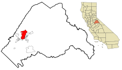 カリフォルニア州におけるトゥオルミ郡（左図）およびクリアレイクの位置の位置図
