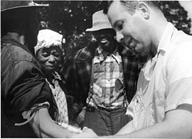 Tuskegee-syphilis-study doctor-injecting-subject.jpg