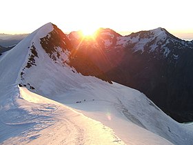 Vista de Ulrichshorn, izquierda, con Fletschhorn, Lagginhorn y Weissmies de izquierda a derecha.