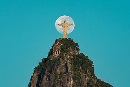 Kurtarıcı İsa Heykeli ve arka planda dolunay, Rio de Janeiro, Brezilya