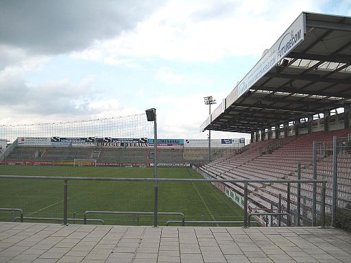 Unterhaching-Sportpark-Blick-auf-Nord-und-Ost-Tribuene