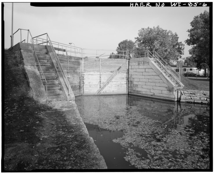 File:VIEW WEST-NORTHWEST, Lower gate of lock - Cedars Lock and Dam, 4527 East Wisconsin Road, Little Chute, Outagamie County, WI HAER WIS,44-LITCH,1-6.tif
