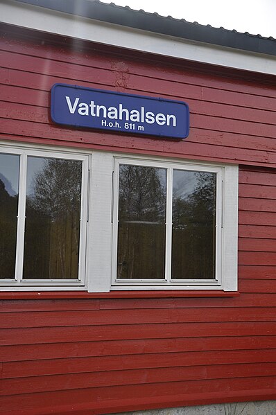 File:Vatnahalsen haldeplass.jpg