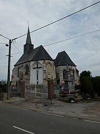 L'église et le monument aux morts.