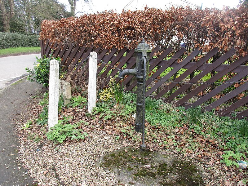 File:Village pump. Bewholme - geograph.org.uk - 4865411.jpg