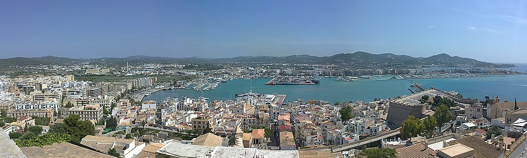 Blick von der Aussichtsplattform Mirador del Rey Jaume I auf Ibiza-Stadt und den Hafen von Ibiza