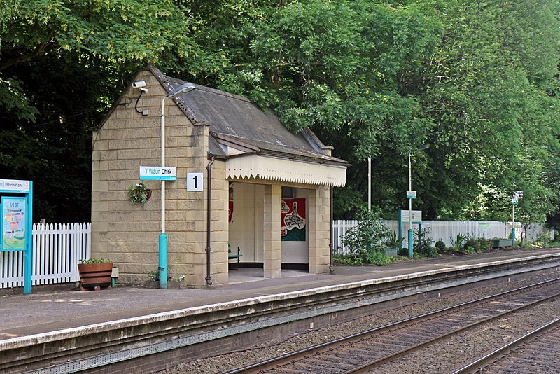 File:Waiting shelter, Chirk railway station (geograph 4024216).jpg