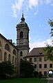 nördlicher Innenhof beim Schlossbau mit Blick auf den Nordturm der Basilika