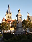 L'église et le monument aux morts à Wijtschate.
