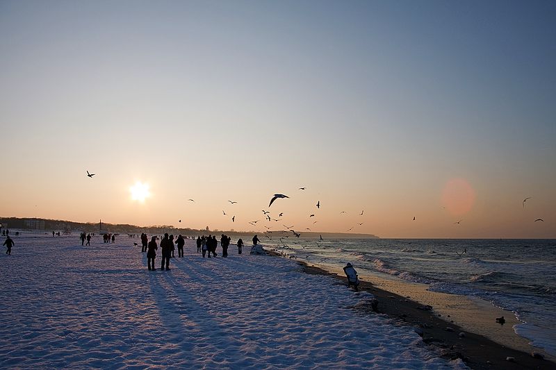 File:Winter in Warnemünde, vereister Strand (10570514115).jpg