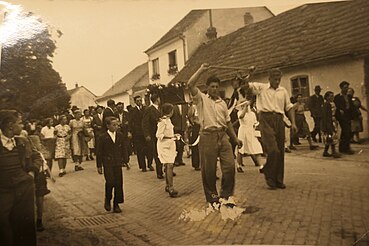"Das Ladumtragen" Weinhauerumzug in Mistelbach (August 1949)