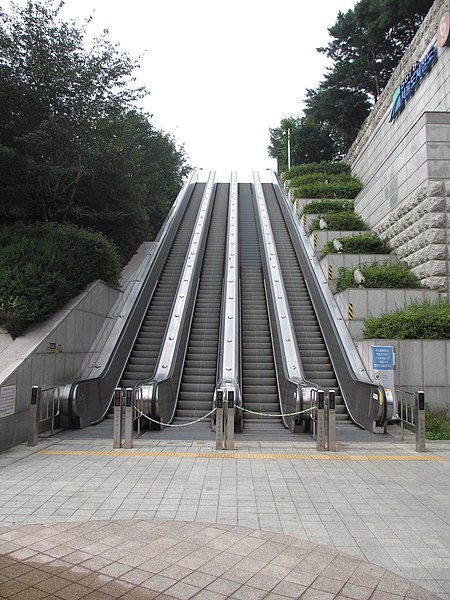 File:World Cup Stadium Station (Seoul) Exit 3 Escalator.JPG