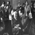 ועדת החקירה האנגלו אמריקנית בן גוריון ומשה שרתוק בשעת ההפסקה 1946-PHKH-1301783.png