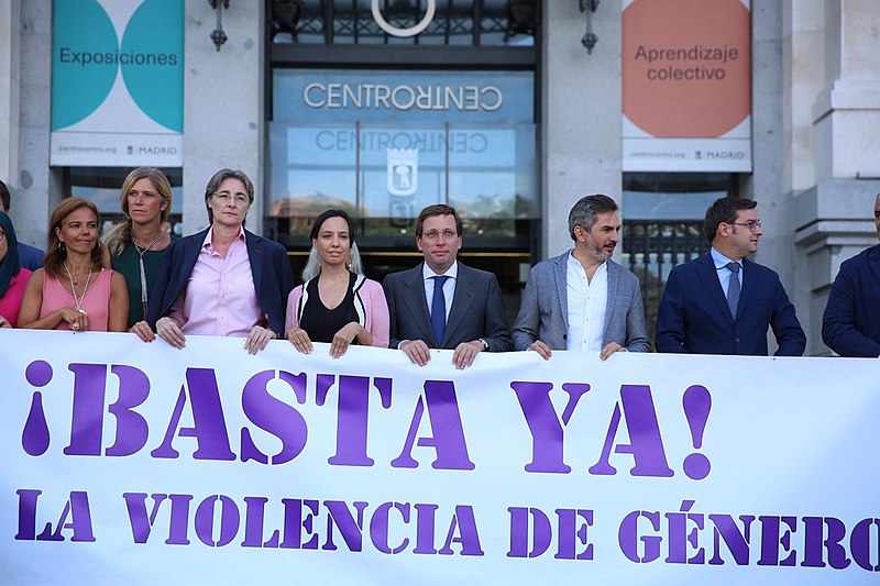 File:(Foto de grupo) El alcalde condena el último asesinato por violencia de género en la ciudad de Madrid 01.jpg