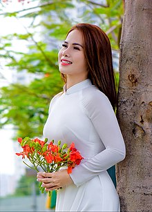 Áo dài - một trong những trang phục truyền thống đẹp nhất của Việt Nam! Hãy ngắm nhìn bức hình này để cảm nhận sự thanh lịch, tinh tế và sang trọng của áo dài. Chắc chắn bạn sẽ cảm thấy tự hào về những giá trị văn hóa đặc trưng của đất nước.