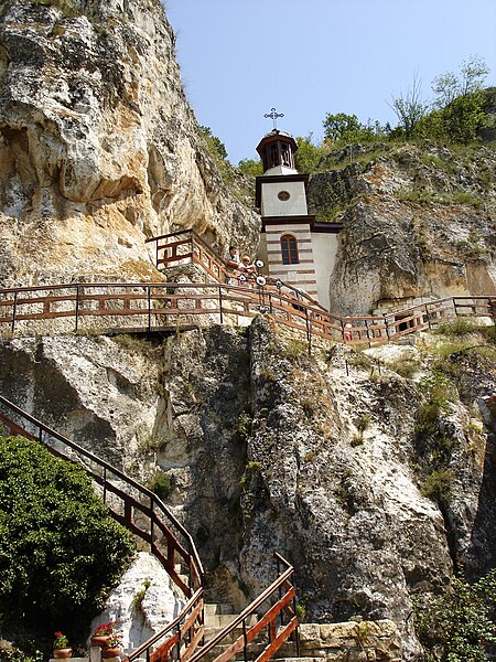 File:Бесарбовски скален манастир, Русе, България.jpg