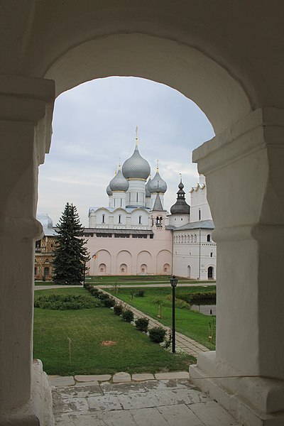 File:Вид с Государских хором на Успенский собор - Ростовский Кремль.JPG