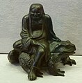 Коробочка Японец на лягушке Бог монет Лю Хай, сидящий на жабе По бронзовой модели XIX века ЕМИИ.jpg