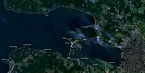 Retusaari ("Kotlin") satelliittikuvassa Pietarin edustalla. Kronstadt sijaitsee saaren itäpäässä.