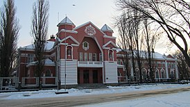 Uitzicht op het Paleis van Cultuur in de winter