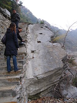 鐵門坎瀑布附近的古代桟道遺跡