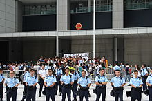 Police officers surround the students protesting at Civic Square (27 September) Xiang Gang Jing Fang Gong Min Guang Chang Qing Chang Xing Dong  (2).jpg