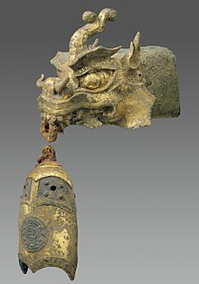 금동 용머리 모양 처마 끝 장식과 작은 종 고려-金銅龍頭吐首風鐸 高麗-Rafter finial in the shape of a dragon’s head and wind chime MET h1 1999.263ab.jpg