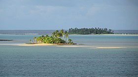 Tekaviki est le petit îlot au premier plan dans le lagon, devant Nukuhione en arrière-plan.