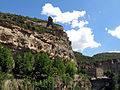 Català: Cingles del pla d'Iglésies, amb la casa del priorat de Sant Miquel del Fai al fons