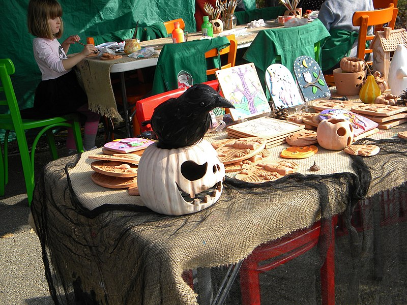 File:19. Bucharest, Romania. Halloween in Romania. Cioara este stapana Halloween-ului din Parcul Herastrau.jpg