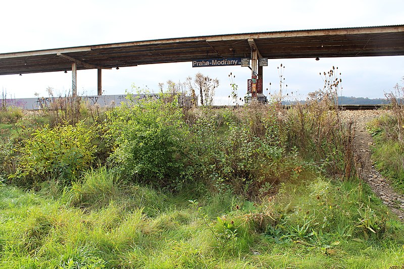 File:2. Železniční zastávka Praha Modřany boční pohled od tramvajové zastávky na násep a označení stanice 3. 11. 2014.JPG