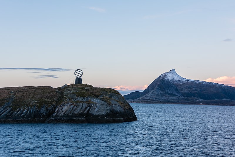 File:2016-11-20 01 Arctic Circle marker on the island of Vikingen Norway.jpg