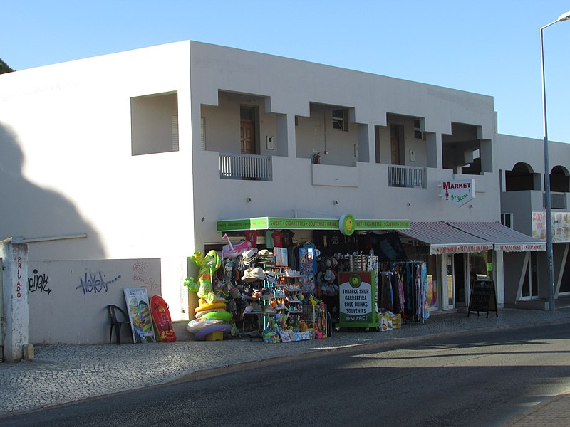 File:2017-10-23 Beach shop, Rua Vasco da Gama, Albufeira (1).JPG