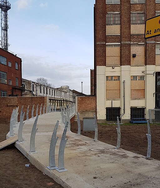 File:2018 Thames Path, missing link near Thames Barrier 1.jpg