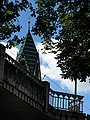 Stühlingerbrücke in Freiburg; Westrampe nördlicher Teil vor der Sanierung mit altem Geländer mit Betonpfeilern, im Hintergrund die Herz-Jesu-Kirche