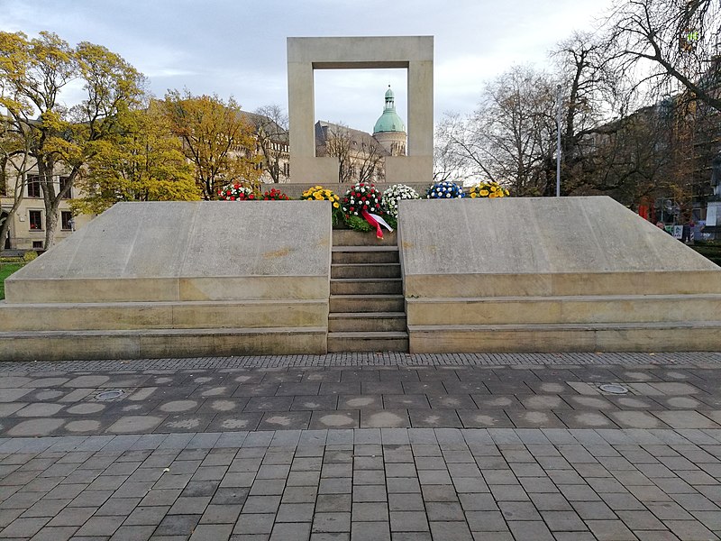 File:2020-11-15 Volkstrauertag Kränze am Mahnmal für die ermordeten Juden von Hannover.jpg