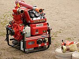 可搬消防ポンプ・放水ノズル・消火ホースなど一式。