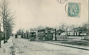 La gare d'Arpajon était le terminus de l'Arpajonnais et de la CGB. On voit un train tracté par une locomotive bicabine no 15, de type Tubize.